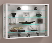 Weiße Wandvitrine mit Glasschiebetüren und mehreren Glasböden, dekoriert mit Vasen, Bilderrahmen, Schale und Büchern; Frontalansicht.