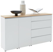 Weißes Sideboard mit zwei Türen und vier Schubladen, dekoriert mit einer Vase, einer Schale und einem aufgeschlagenen Buch, seitliche Perspektive