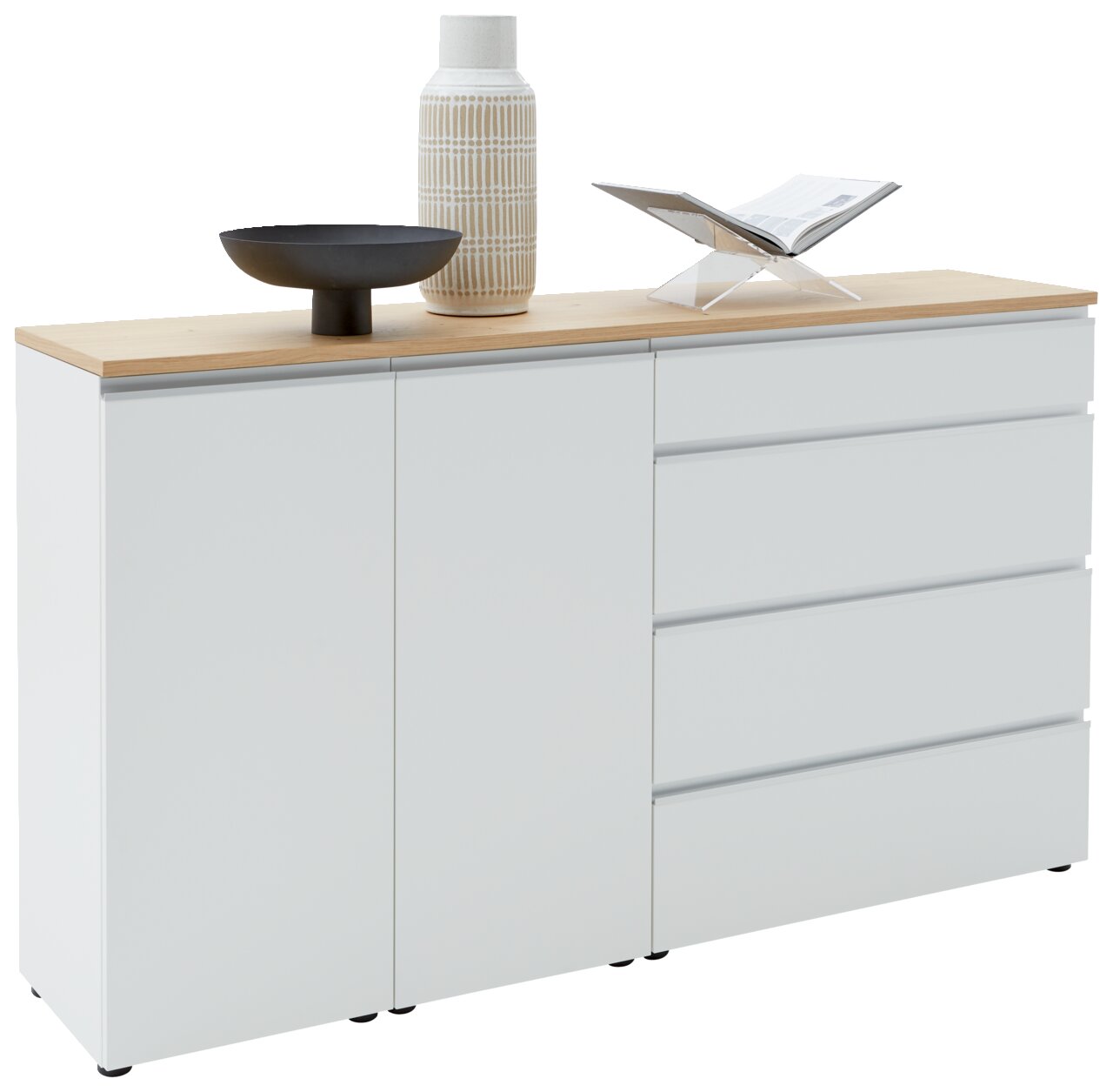 Weißes Sideboard mit zwei Türen und vier Schubladen, dekoriert mit einer Vase, einer Schale und einem aufgeschlagenen Buch, seitliche Perspektive