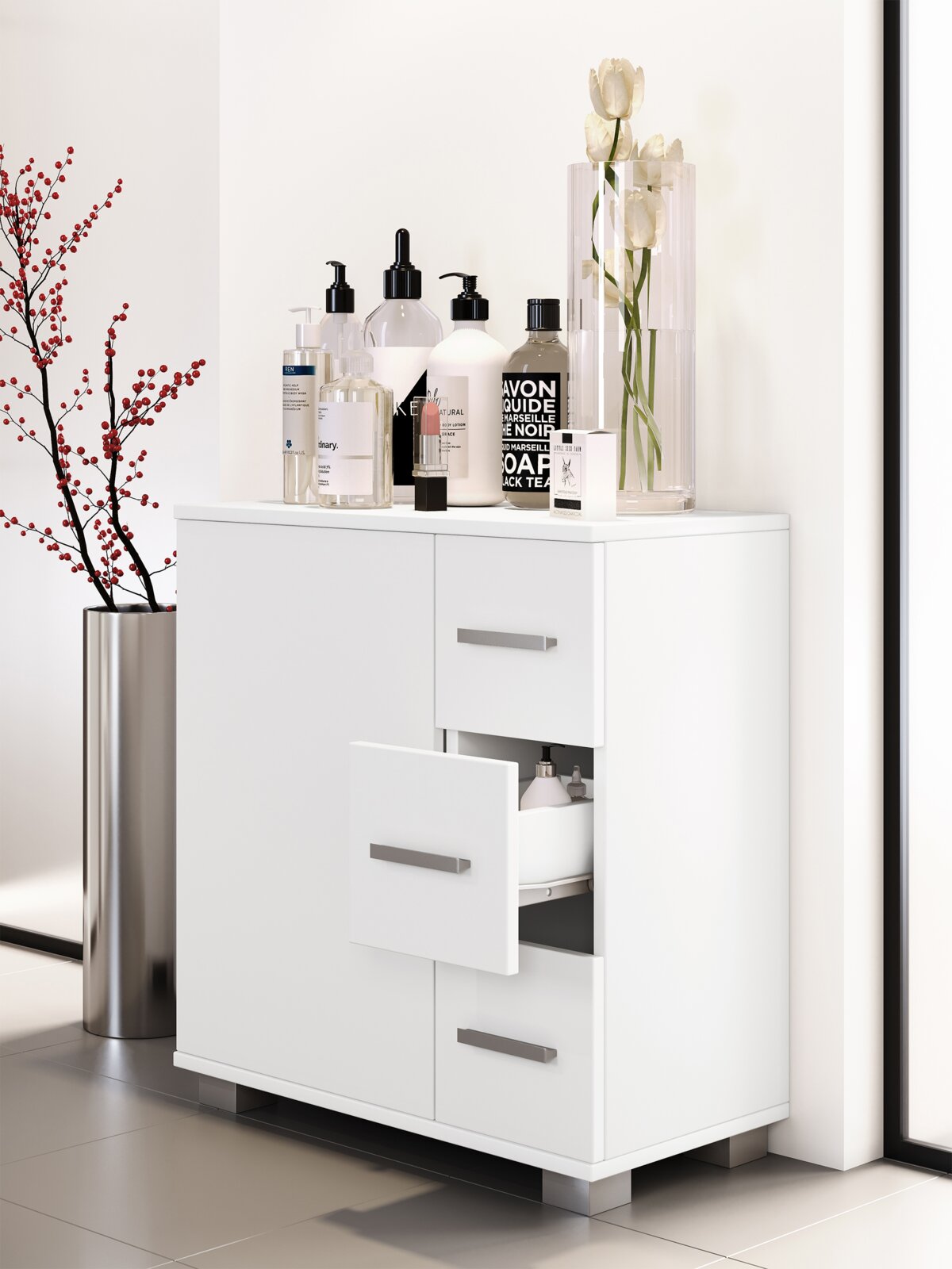 Weißer Badezimmer-Unterschrank mit drei Schubladen und Tür, eine Schublade geöffnet, Pflegeprodukte und Glasvase mit weißen Tulpen obenauf Perspektive: frontale Dreiviertelansicht von leicht oben.