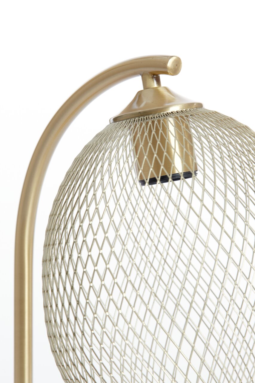 Nahaufnahme einer Tischleuchte mit einem goldenen, gebogenen Arm und einem dekorativen, netzartigen Lampenschirm.