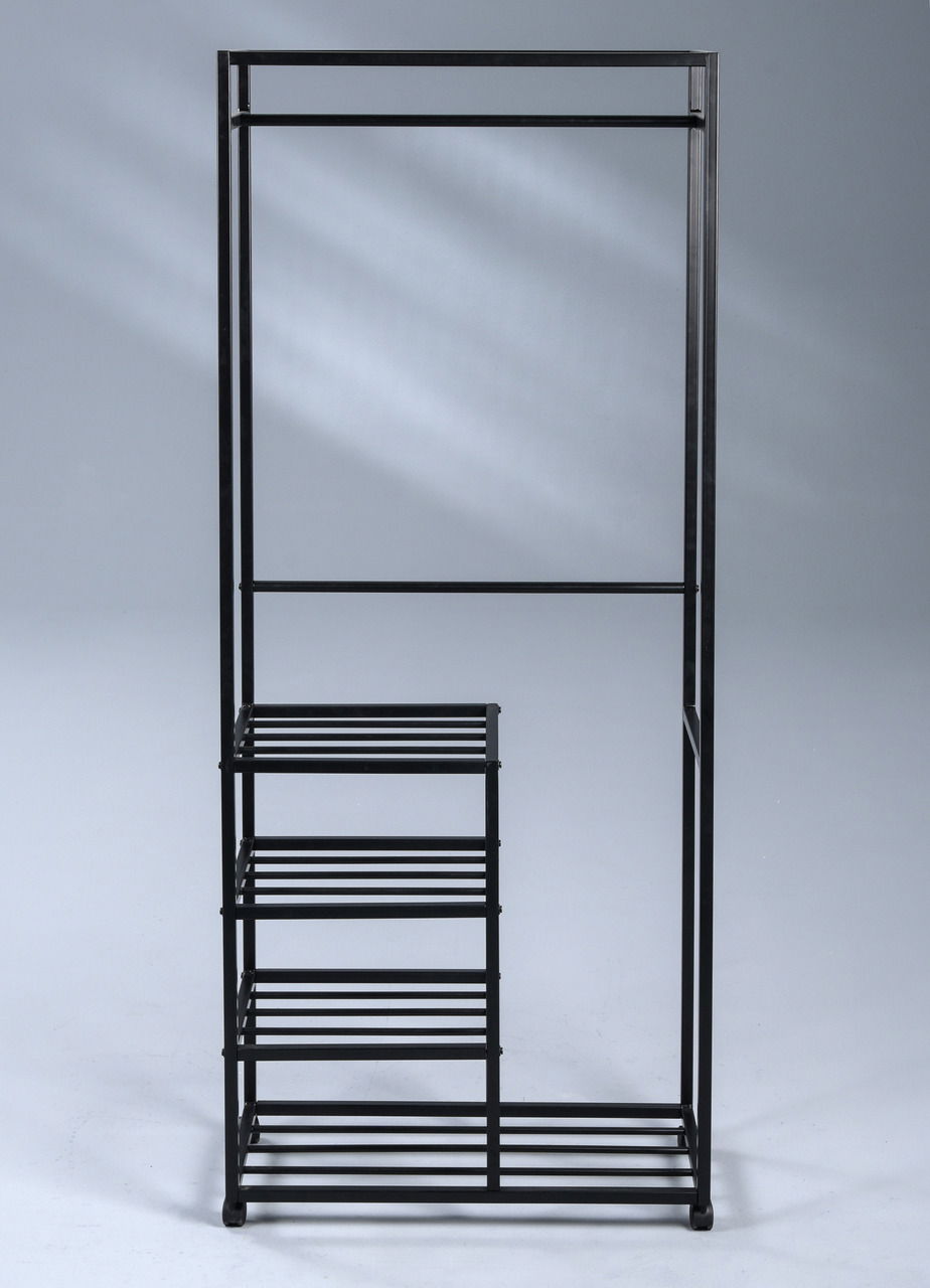 Schwarzer Garderobenwagen aus Metall mit Kleiderstange und mehreren Regalböden, seitliche Perspektive.