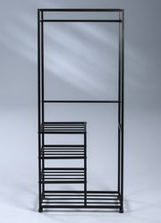 Schwarzer Garderobenwagen aus Metall mit Kleiderstange und mehreren Regalböden, seitliche Perspektive.