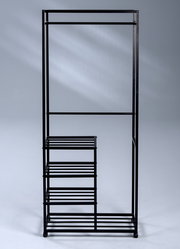 Schwarzer Garderobenwagen aus Metall mit Kleiderstange und mehreren Regalböden, seitliche Perspektive.