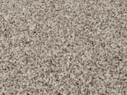 Nahaufnahme eines Uni-Teppichs mit weicher, flauschiger Textur in neutralen Beige- und Grautönen.