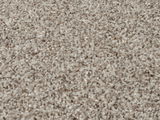 Nahaufnahme eines Uni-Teppichs mit weicher, flauschiger Textur in neutralen Beige- und Grautönen.
