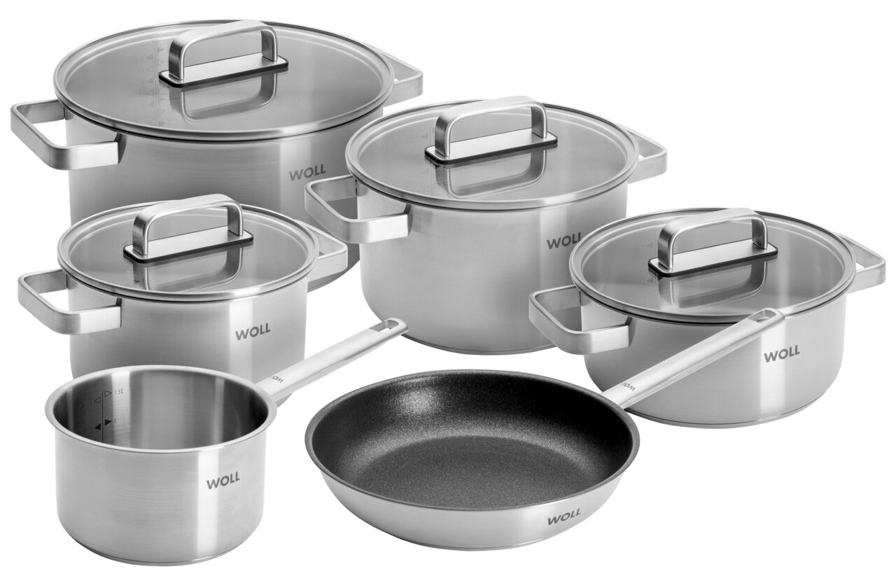 Topfset 10-teilig aus Edelstahl mit Glasdeckeln, bestehend aus vier Töpfen, einer Stielkasserolle und einer Pfanne, in einer leicht schrägen Perspektive fotografiert.