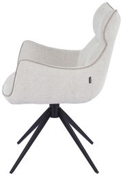 Seitenansicht eines modernen Armlehnstuhls mit hellgrauem Stoffbezug und schwarzem Metallgestell.