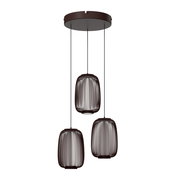 Dreiflammige Pendelleuchte mit drei zylindrischen, dunkelbraunen, gerippten Lampenschirmen an runder Deckenplatte, frontale Ansicht