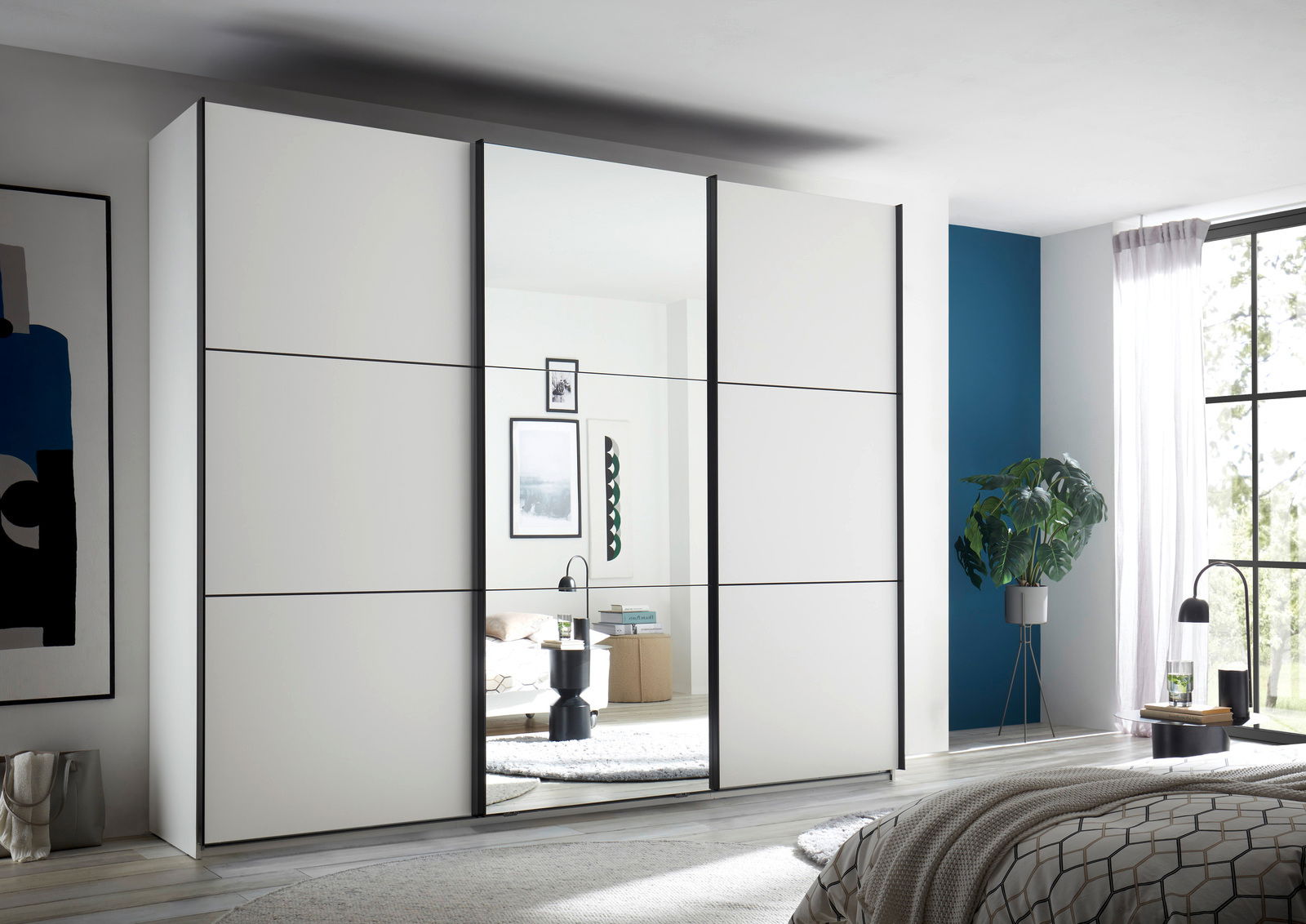 Moderner Schwebetürenschrank mit Spiegel in einem stilvoll eingerichteten Schlafzimmer, seitliche Perspektive.