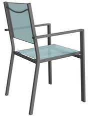 Moderner Stapelsessel mit Metallrahmen und blauer Bespannung, seitliche Rückansicht