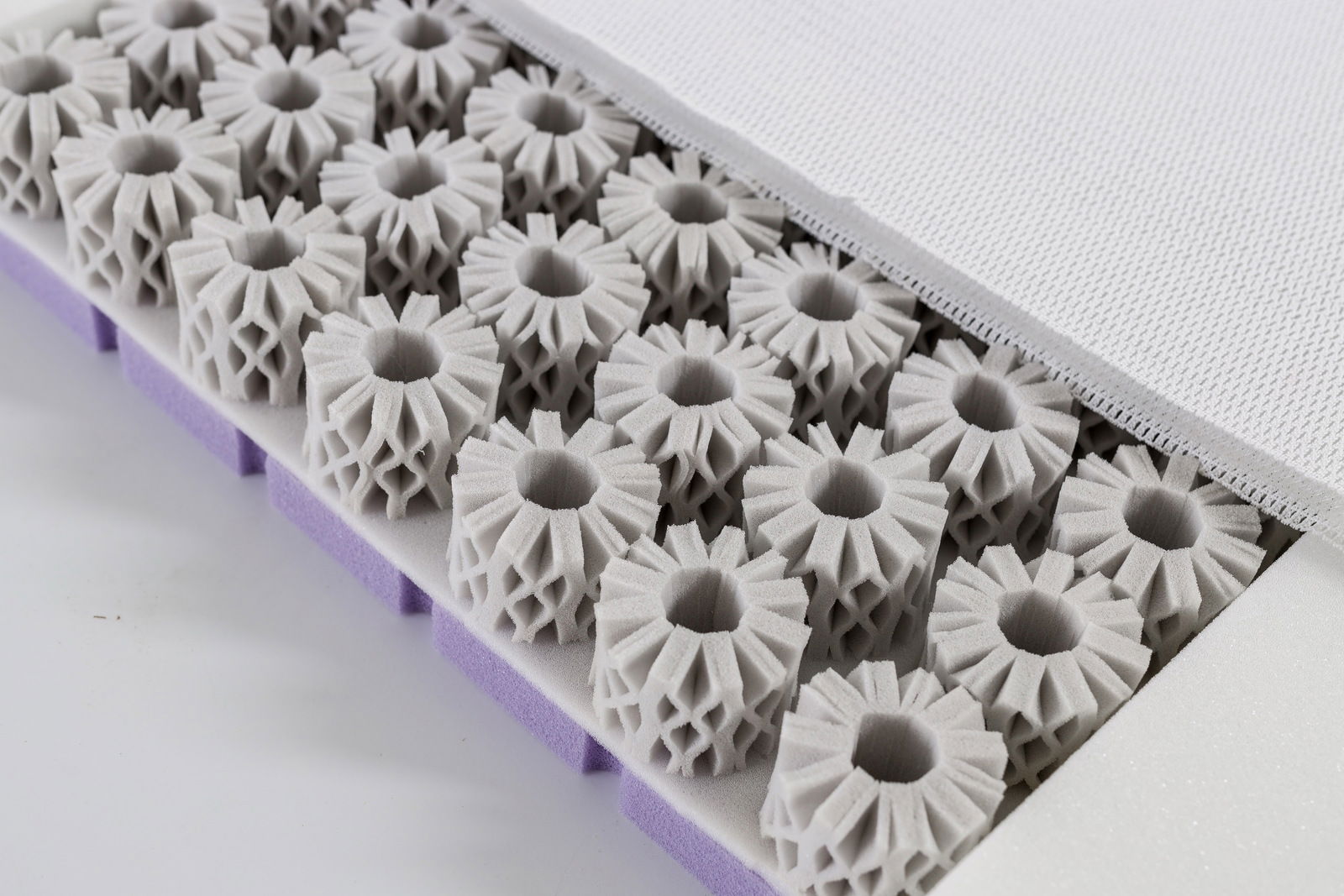 Träumeland Matratze 60x120 OCTASMART LUXE Nahaufnahme einer Matratze mit innovativer Schaumstoffstruktur in zylindrischer Form, seitliche Perspektive