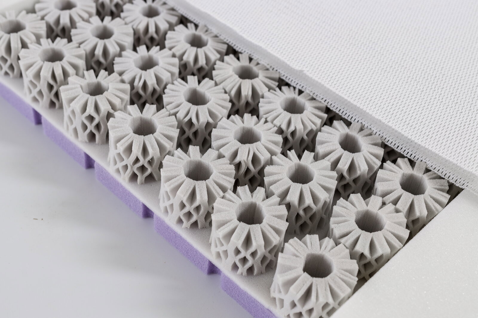 Träumeland Matratze 60x120 OCTASMART LUXE Nahaufnahme einer Matratze mit innovativer Schaumstoffstruktur in zylindrischer Form, seitliche Perspektive