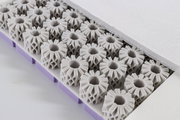 Nahaufnahme einer Matratze mit innovativer Schaumstoffstruktur in zylindrischer Form, seitliche Perspektive
