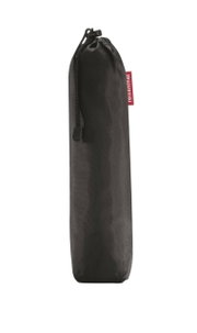 Schwarze Easyshoppingbag in einer vertikalen Perspektive, zusammengefaltet in einem kompakten Beutel mit Kordelzug.