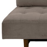 Nahaufnahme eines grauen Funktionssofas mit Holzbeinen, seitliche Perspektive