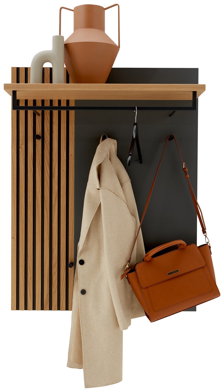Garderobenpaneel mit Holz- und Metallelementen, Mantel und Tasche hängend, seitliche Perspektive