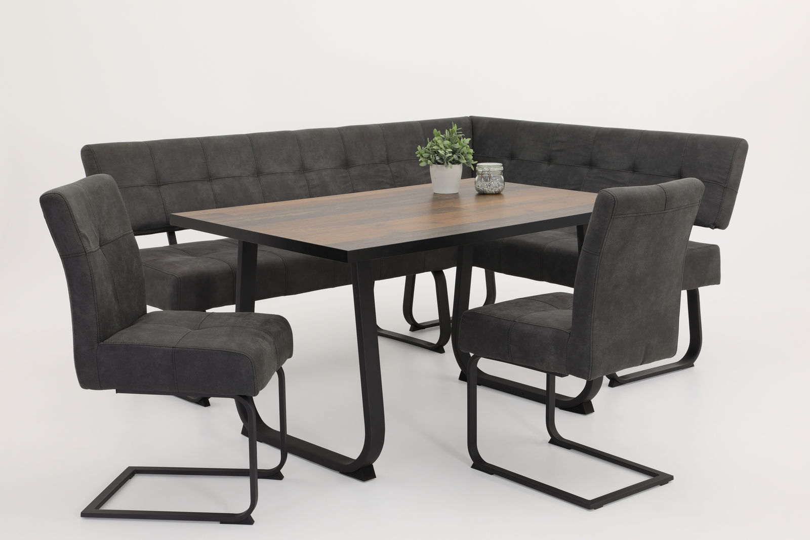 Essgruppe mit modernem Esstisch und gepolsterten Stühlen in dunklem Design, seitliche Perspektive