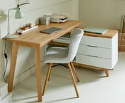 Moderner Eck-Schreibtisch aus Holz mit weißem Rollcontainer und grauem Stuhl, seitliche Perspektive