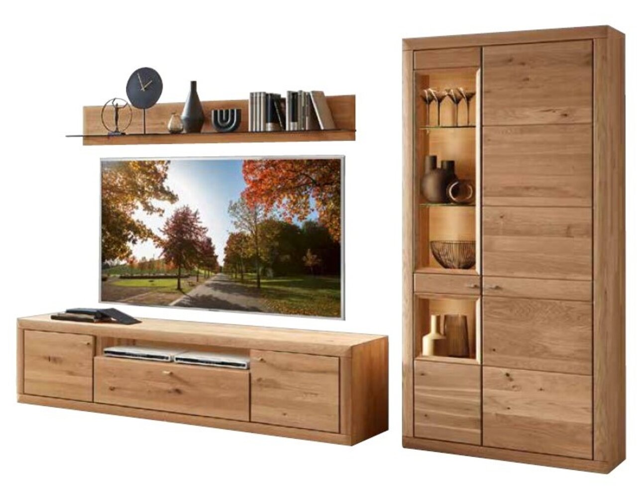Moderne Wandkombination aus Holz mit TV-Schrank, Regal und Vitrine, frontal betrachtet.