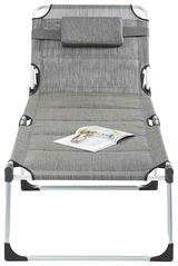 Graue Liege mit Kopfstütze und Magazin, frontal fotografiert.