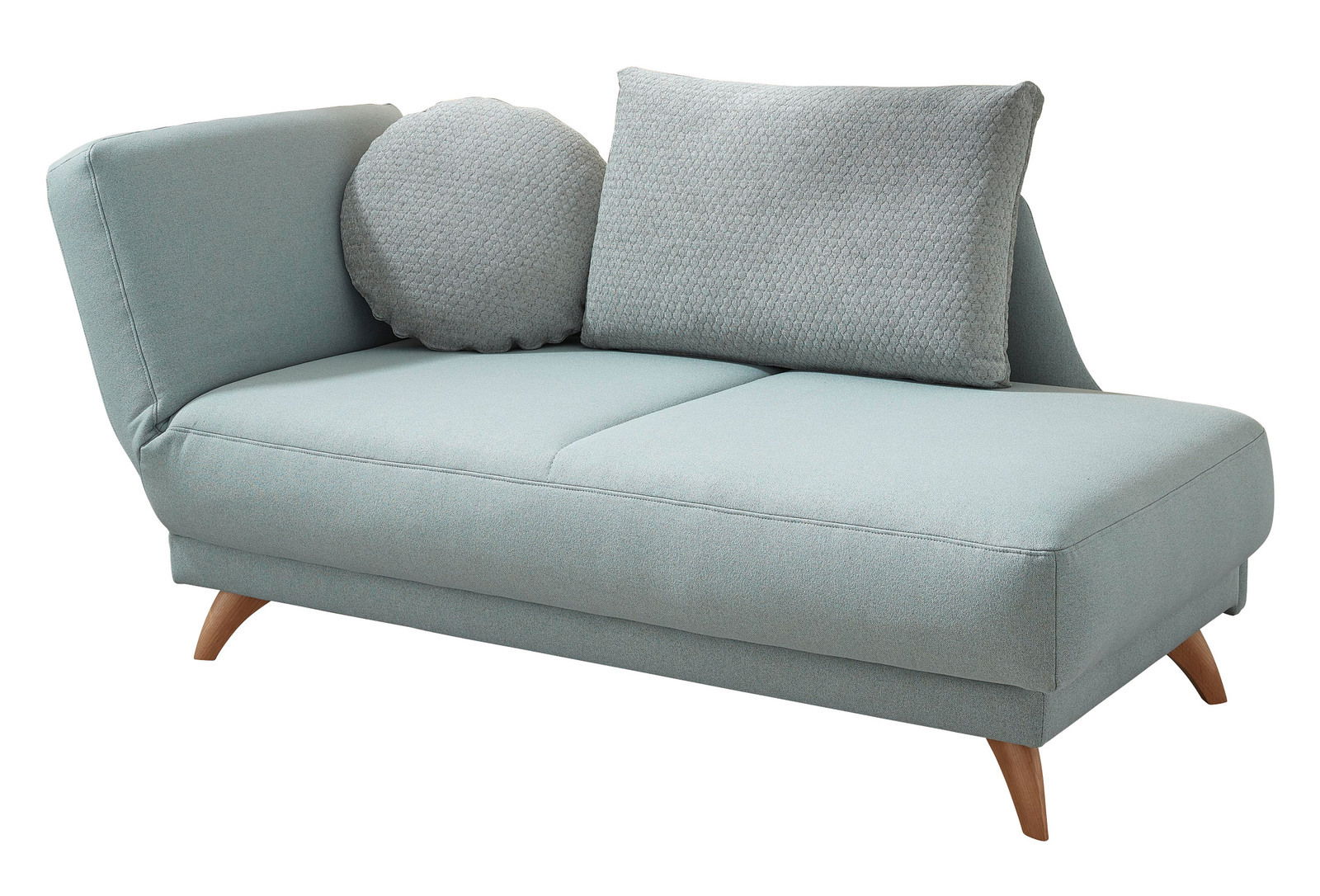 Recamiere mit Armlehne links in hellblauem Stoff, mit runden und rechteckigen Kissen, aus seitlicher Perspektive fotografiert.