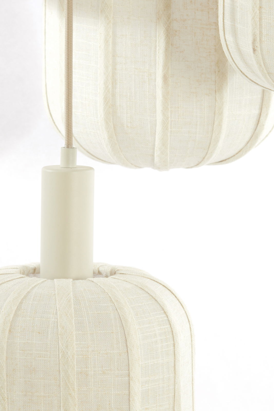 Nahaufnahme einer cremefarbenen Hängeleuchte mit texturierter Oberfläche, von der Seite betrachtet.