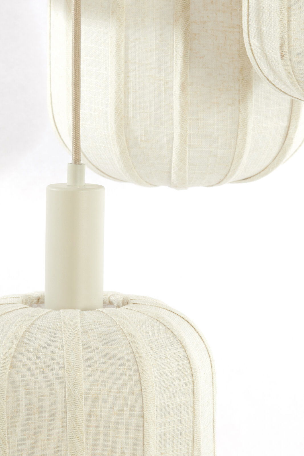 Nahaufnahme einer cremefarbenen Hängeleuchte mit texturierter Oberfläche, von der Seite betrachtet.