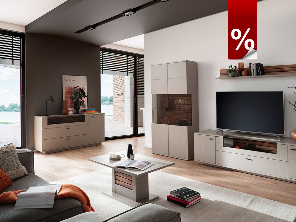 Modernes Wohnzimmer mit hellen Möbeln, TV-Wand, Sideboard und Couchtisch, große Fenster, Rabatt-Symbol.