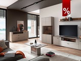 Modernes Wohnzimmer mit hellen Möbeln, TV-Wand, Sideboard und Couchtisch, große Fenster, Rabatt-Symbol.