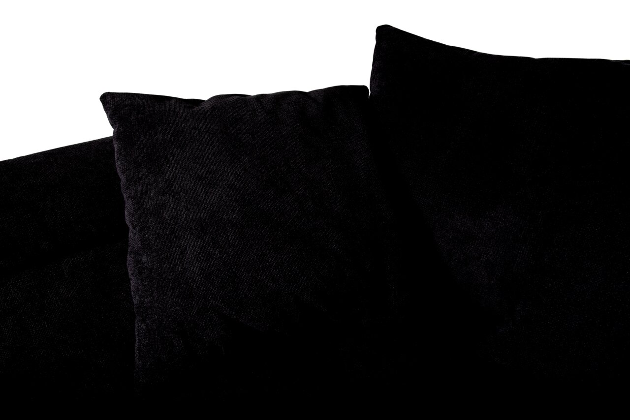 Nahaufnahme einer schwarzen Rundecke mit weichen Kissen, von oben betrachtet.