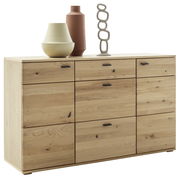 Holz-Sideboard mit drei Schubladen und drei Türen, dekoriert mit modernen Vasen und Skulptur, seitliche Perspektive