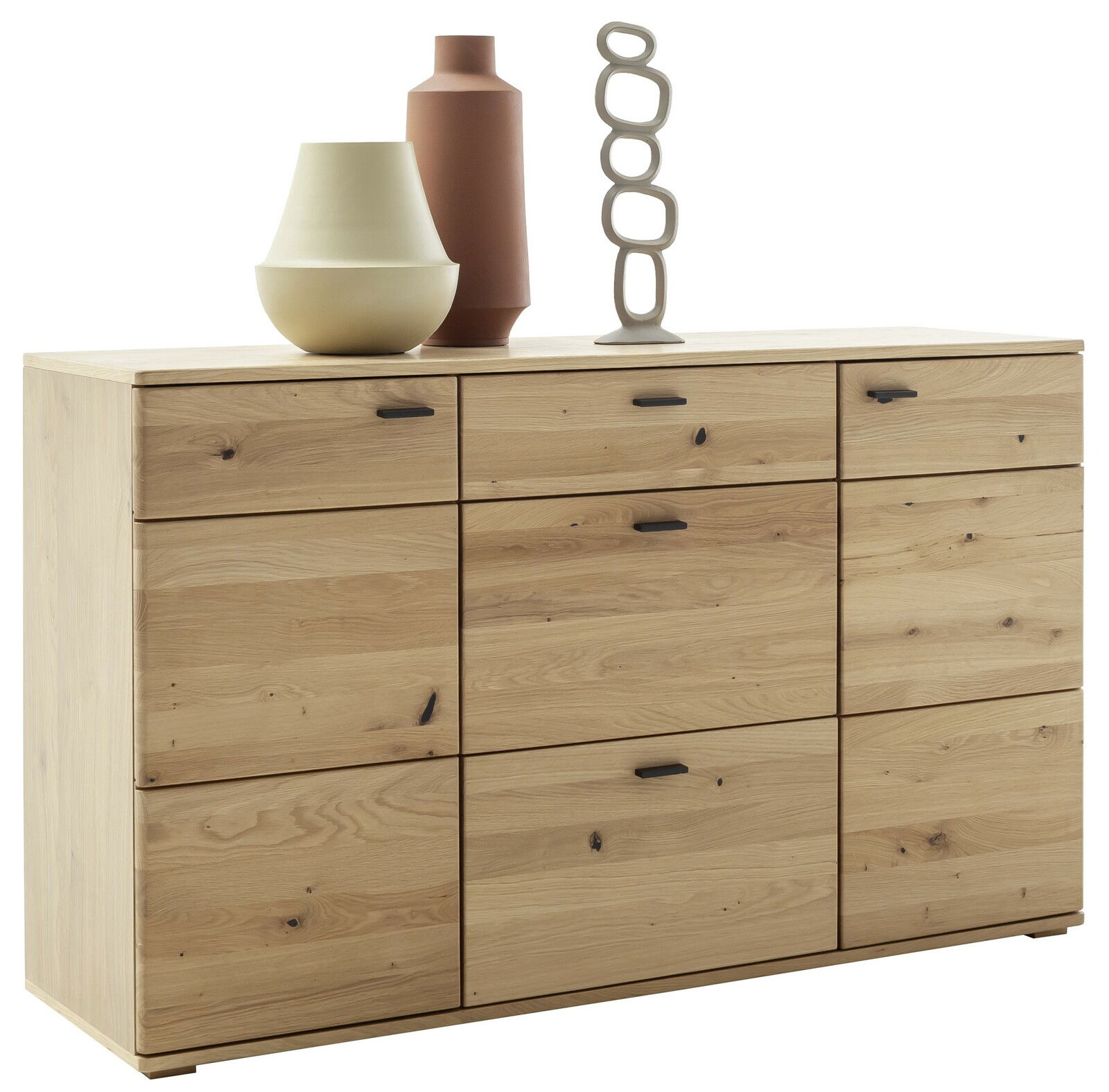 Holz-Sideboard mit drei Schubladen und drei Türen, dekoriert mit modernen Vasen und Skulptur, seitliche Perspektive