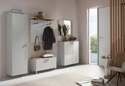 Moderne Garderobeneinrichtung mit Schuhschrank, Garderobenpaneel und Spiegel in heller, einladender Atmosphäre, seitliche Perspektive.
