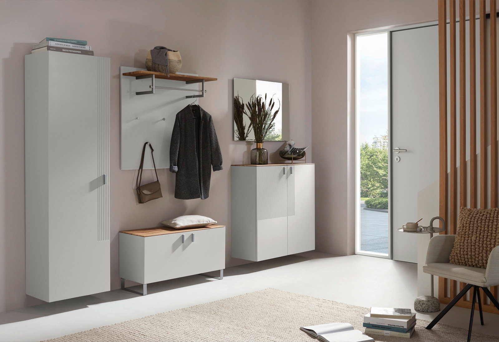 Moderne Garderobeneinrichtung mit Schuhschrank, Garderobenpaneel und Spiegel in heller, einladender Atmosphäre, seitliche Perspektive.