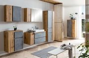 Modernes Badezimmer-Set mit Waschtisch, Schränken und Spiegel in Holz- und Betonoptik, seitliche Perspektive