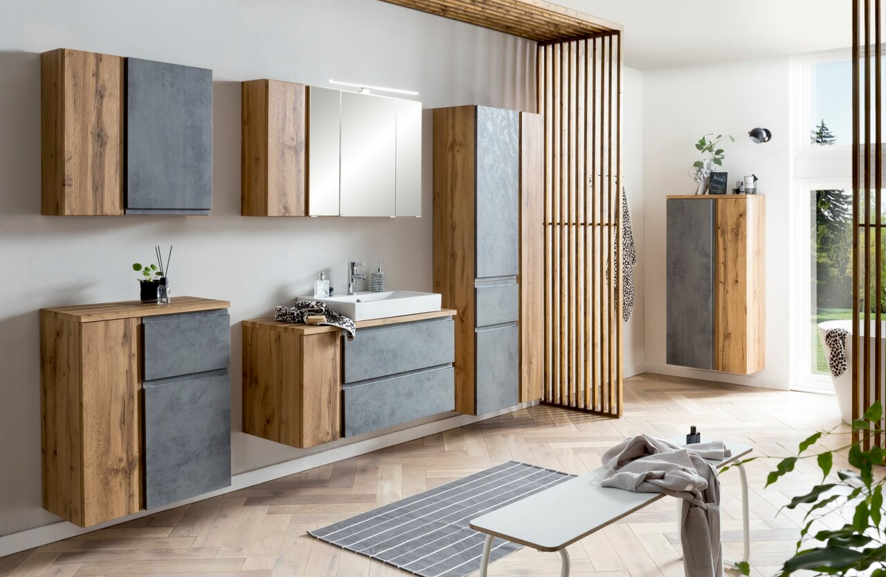 Modernes Badezimmer-Set mit Waschtisch, Schränken und Spiegel in Holz- und Betonoptik, seitliche Perspektive