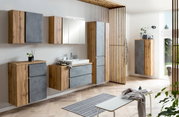 Modernes Badezimmer-Set mit Waschtisch, Schränken und Spiegel in Holz- und Betonoptik, seitliche Perspektive