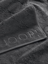 Dunkelgraues Handtuch mit eingeprägtem 'JOOP!' Logo, Nahaufnahme