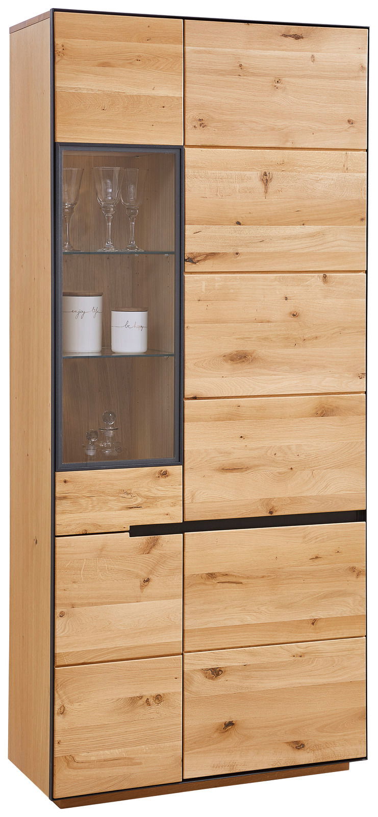 Linea Natura Vitrine KELIO Holzvitrine mit Glaseinsatz, seitliche Perspektive, zeigt Gläser und Dekoration im Inneren