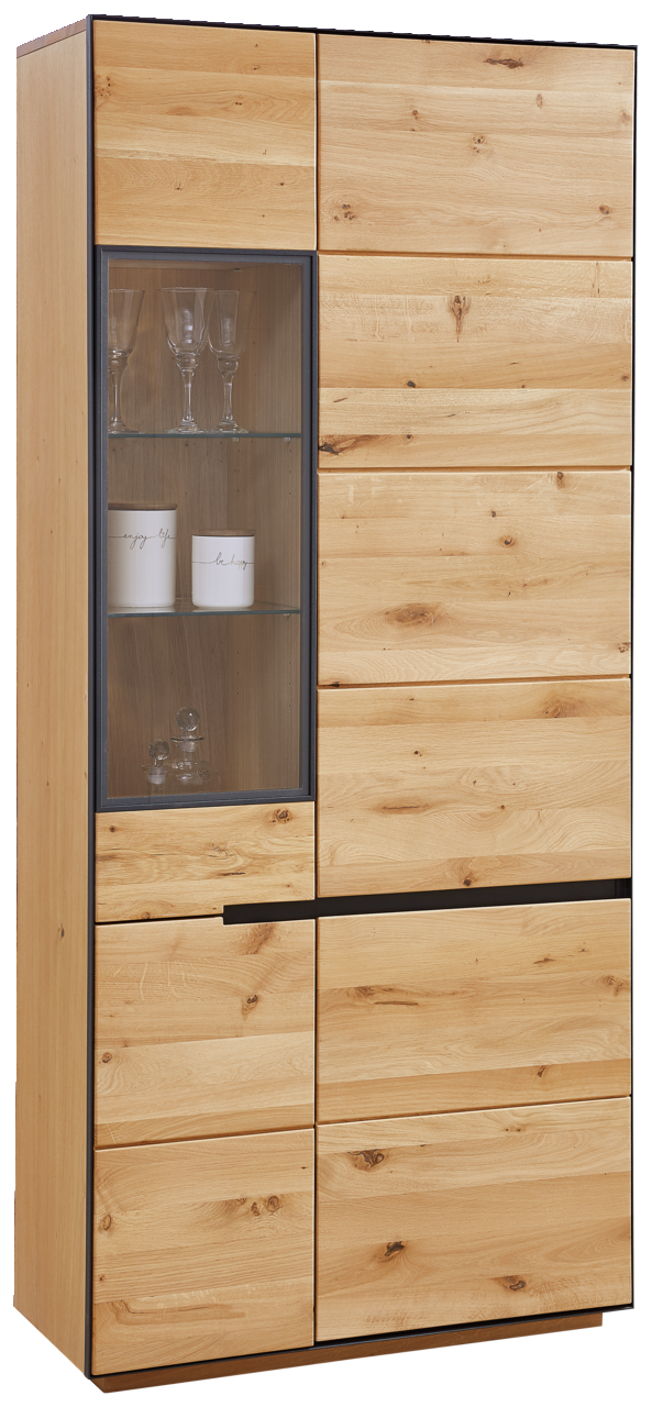 Linea Natura Vitrine KELIO Holzvitrine mit Glaseinsatz, seitliche Perspektive, zeigt Gläser und Dekoration im Inneren