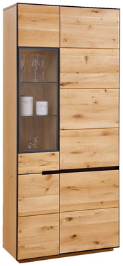 Houten vitrinekast met glazen inzetstuk, zijaanzicht, met glazen en decoratie binnenin