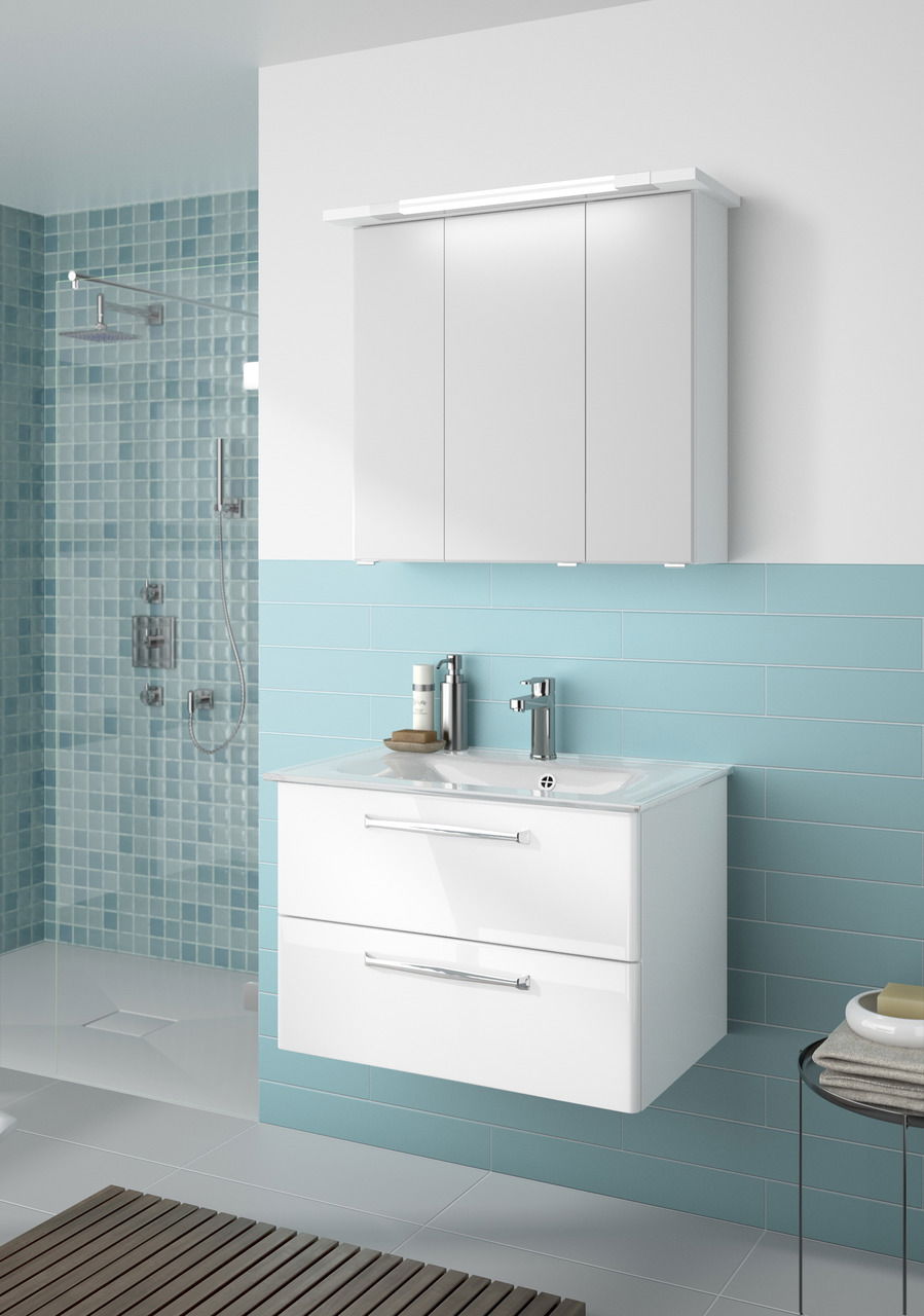 Moderner weißer Badblock mit Spiegelschrank und Waschbecken, seitliche Perspektive