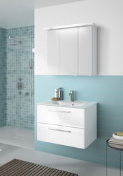 Moderner weißer Badblock mit Spiegelschrank und Waschbecken, seitliche Perspektive