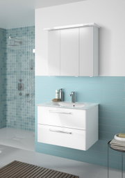 Moderner weißer Badblock mit Spiegelschrank und Waschbecken, seitliche Perspektive