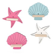 Vier maritime Kinder-Wandregale in Seestern- und Muschelform in Pink, Weiß und Hellblau mit kleiner Holzablage, frontale Ansicht auf weißem Hintergrund