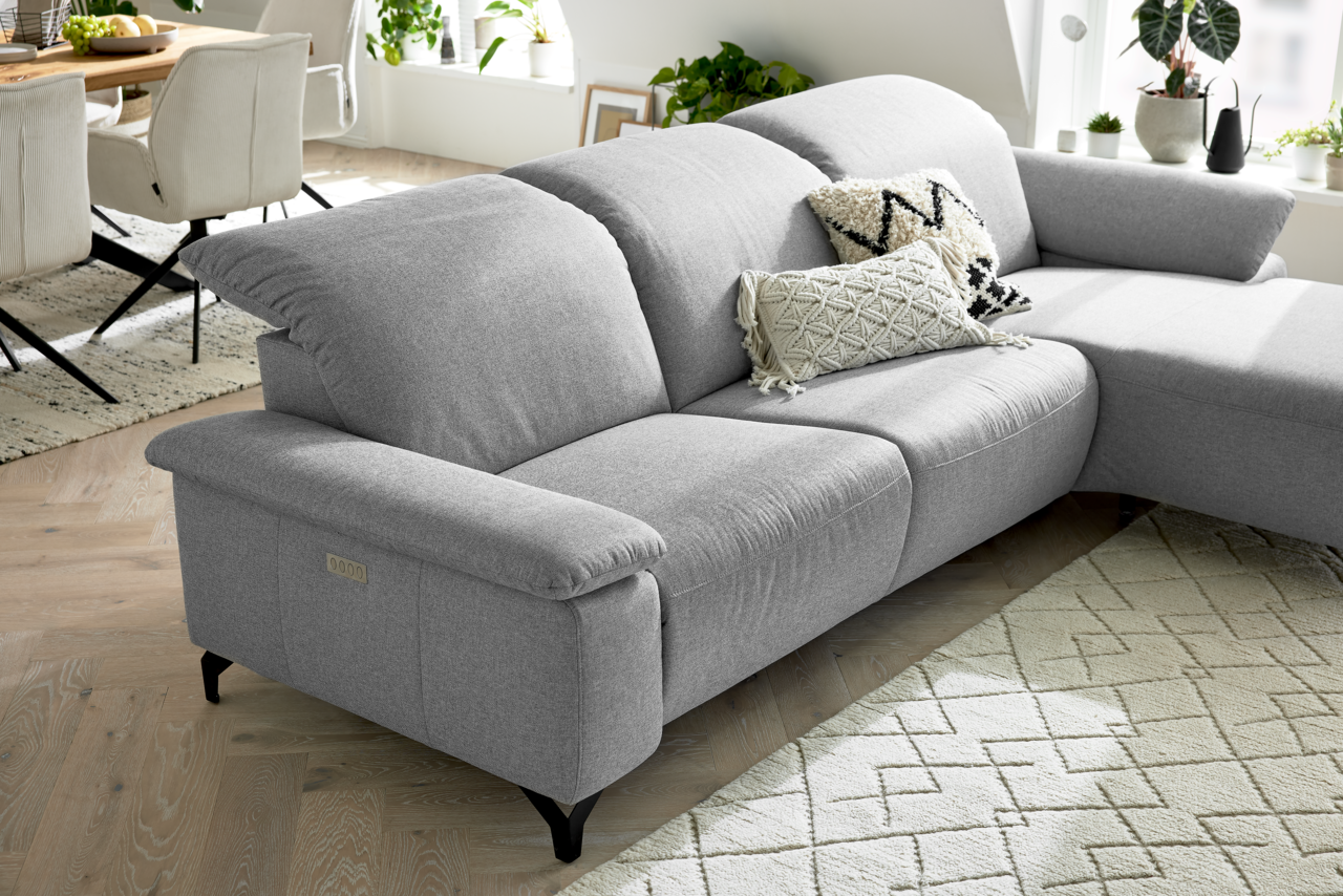 Graue Longchairkombination in einem modernen Wohnzimmer, seitliche Perspektive