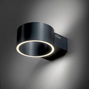 Moderne Wandleuchte PURE CLIPSE von Paul Neuhaus in seitlicher Perspektive, mit rundem, schwarzem Gehäuse und leuchtendem LED-Ring.