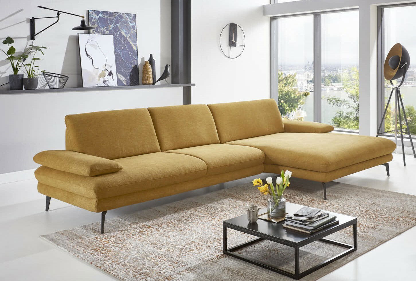 Dieter Knoll Longchairkombination ARZONA S Gelbes Longchair-Sofa in modernem Wohnzimmer, seitliche Perspektive mit Blick auf große Fenster.