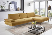 Gelbes Longchair-Sofa in modernem Wohnzimmer, seitliche Perspektive mit Blick auf große Fenster.